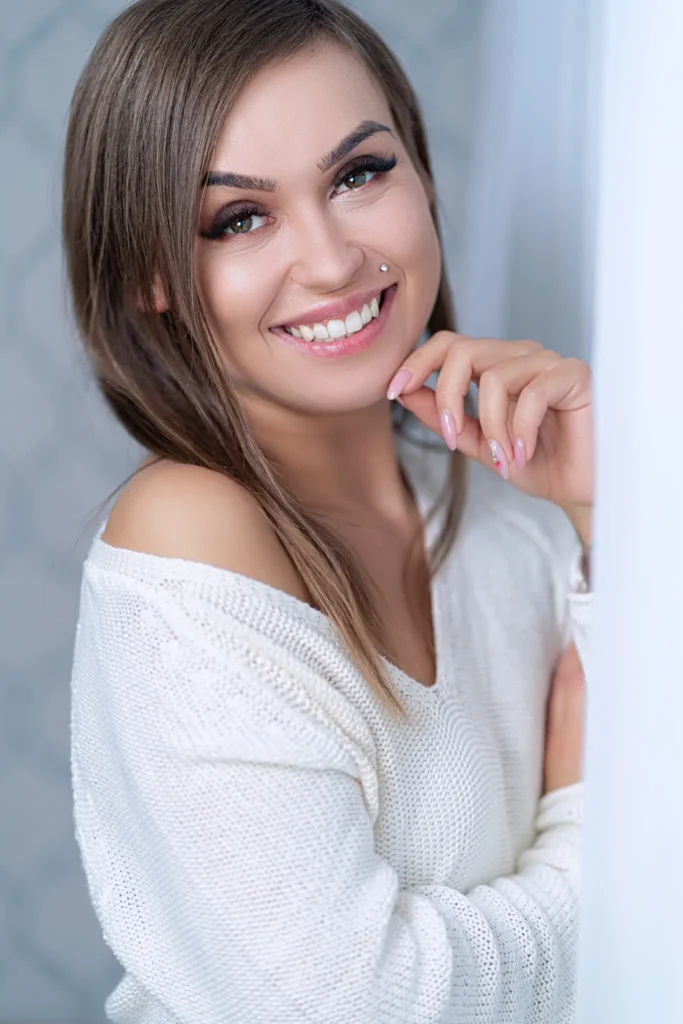 zdjęcie usmiechnietej dziewczyny w bialym swetrze tomaszroman fotografia portretowa kobieca sensualna mragowo olsztyn mazury